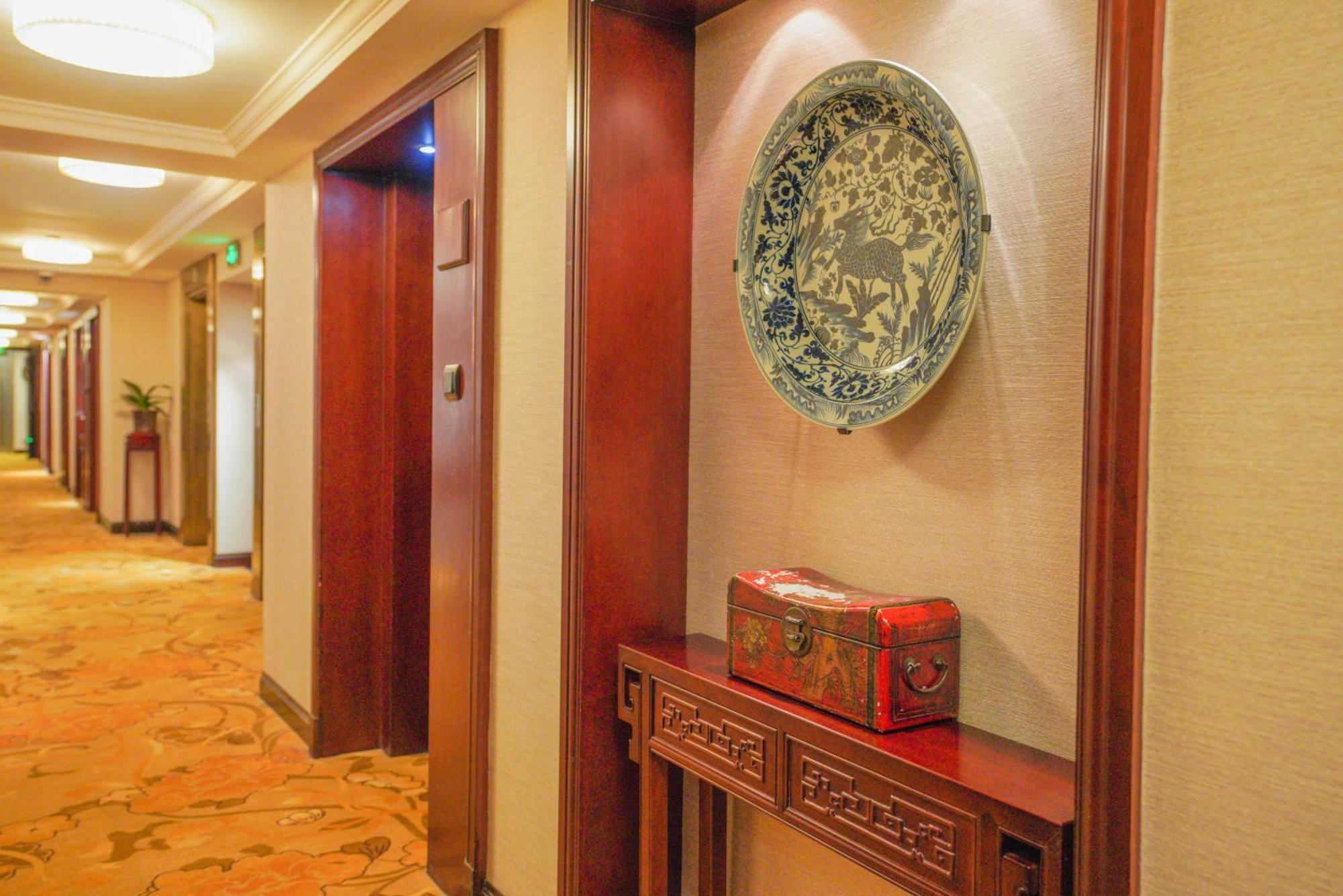 Broadway Mansions Hotel - On The Bund Shanghai Exterior photo